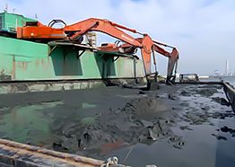 土運船からの揚土の写真